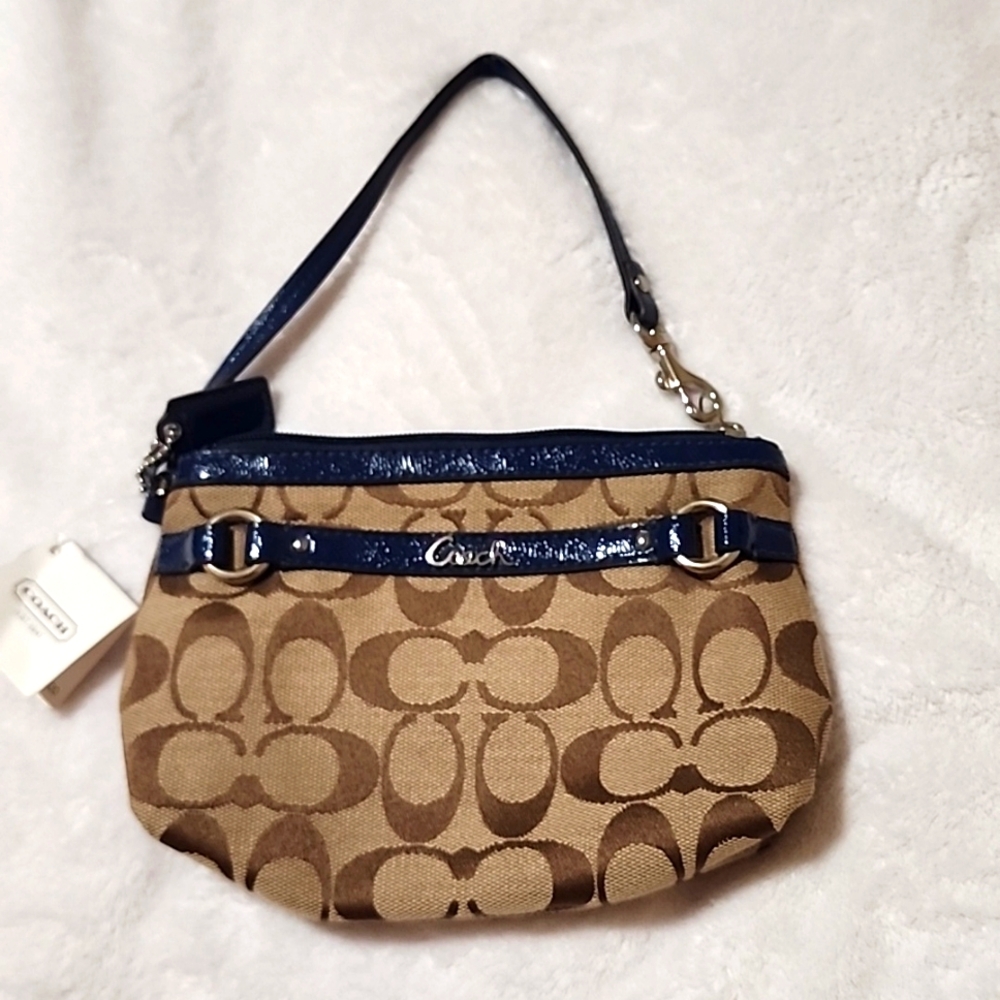 NWT Coach Gallery  Medium Corner Zip Wristlet with Wrist Strap, Hangtag